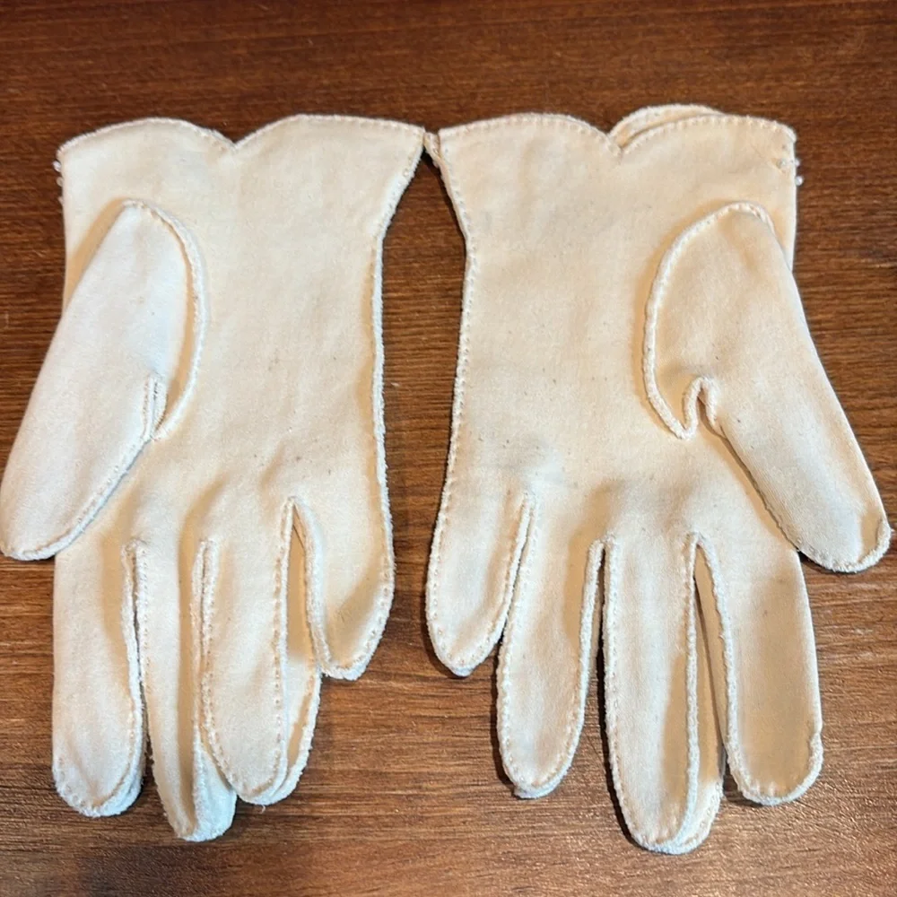 Elegant 50s vintage Cream Gloves Beaded Detail